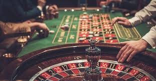 Pengguna membaca syarat bonus di ponsel